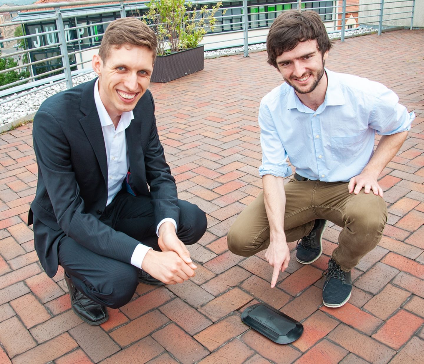 So sieht ein Sensor aus: Stefan Gerstenberg (VVO) und Stefan Eckart von Smart-City-System. 
				 